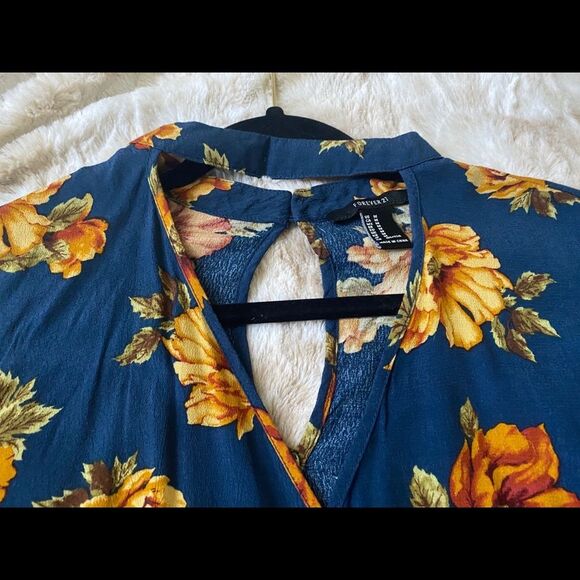 Forever21 Floral surplice cutout top - Picture 2 of 3